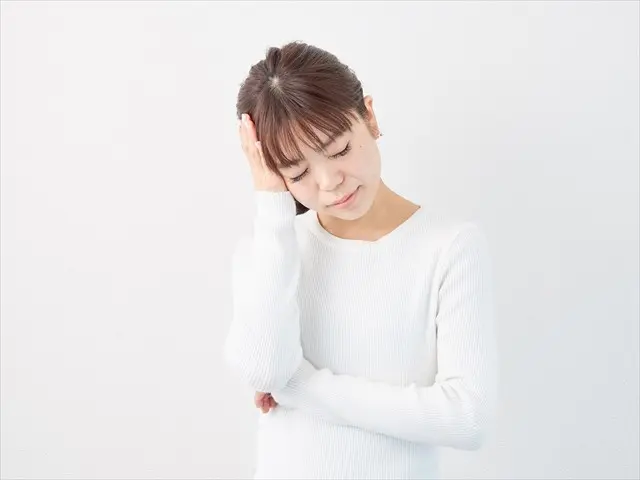 エアコンを買い替えたので古いエアコンを処分したい。。と悩む女性