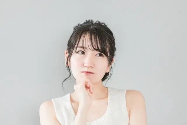エアコンを買い替えたので古いエアコンを処分したい。。と悩む女性