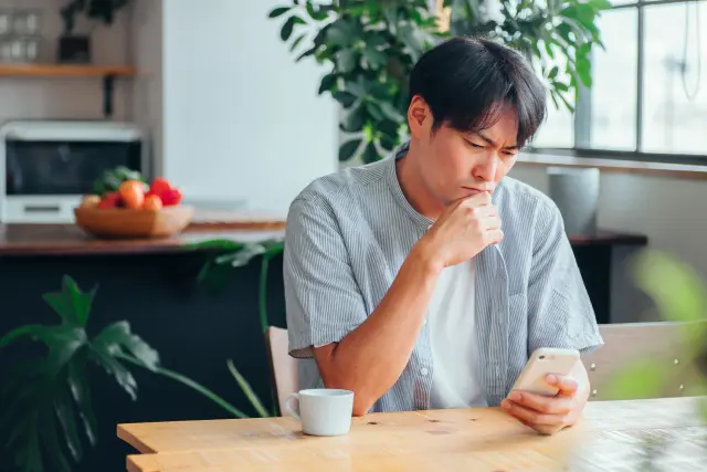 エアコン処分業者に見積もりをしたが思っていたよりも高かった。。と悩む男性