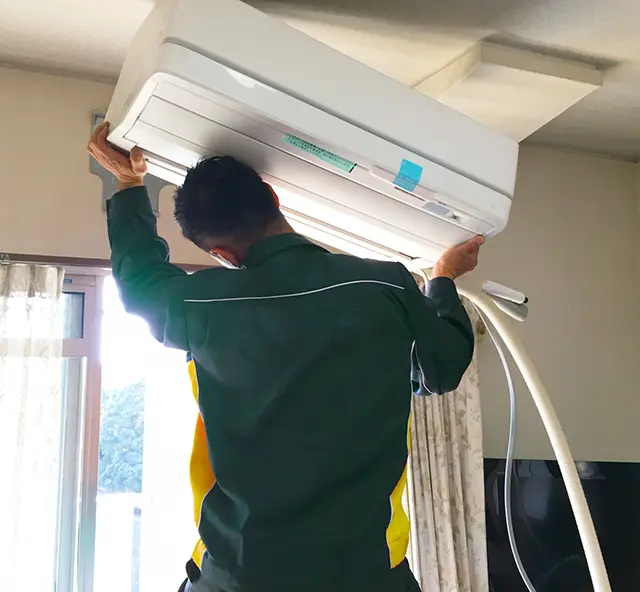 エアコンを取外ししているイメージ