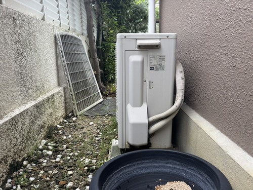 寝屋川市でエアコンを取り外す前の設置状況