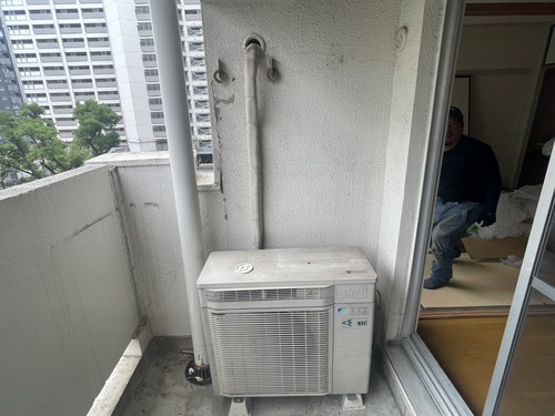 江東区でエアコンを取り外す前の設置状況