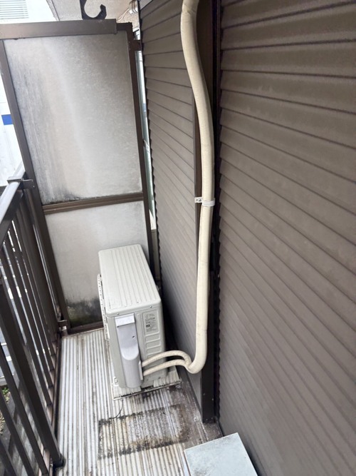 足立区でエアコンを取り外す前の設置状況